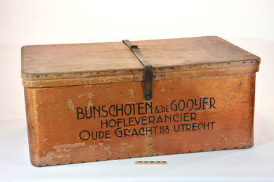 878218 Afbeelding van een houten transportkoffer van herenkledingwinkel Bunschoten & De Gooijer, Oudegracht 118, uit de ...